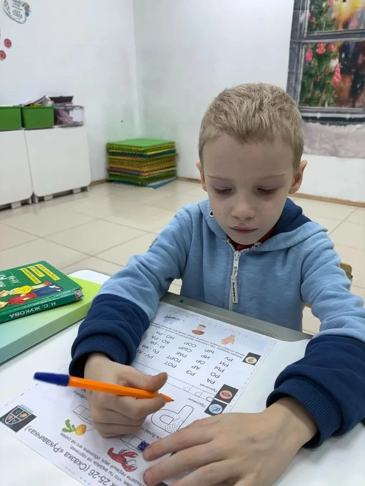Ребёнок делает домашнее задание в школе