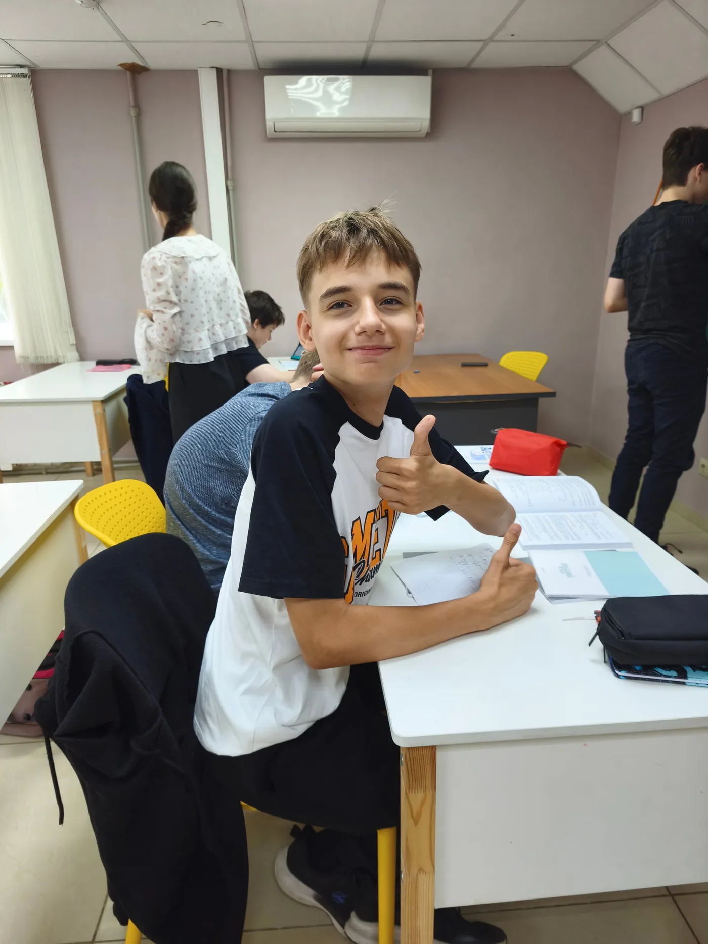 Ученики средней школы на практическом занятии