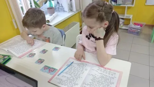 Дети за учебными материалами